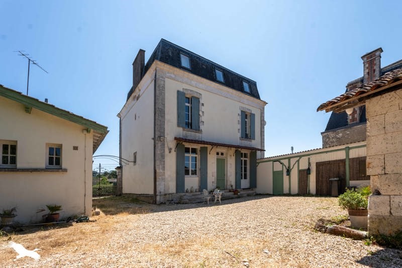Vente Maison CHALAIS - 9 pièces -200 m² - (16210)