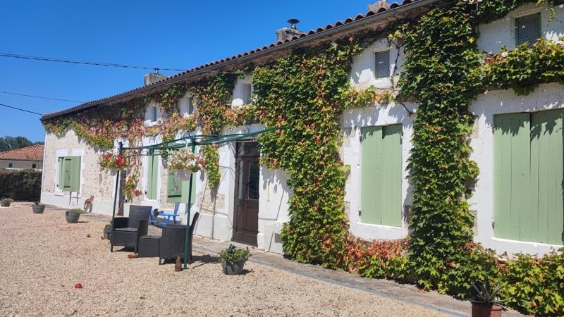 Vente Maison GUIZENGEARD 16480 7 pièces - 210 m²