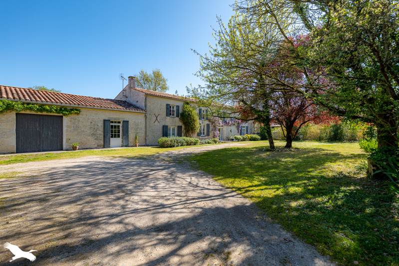 Vente Maison VILLENEUVE LA COMTESSE - 11 pièces -327 m² - (17330)