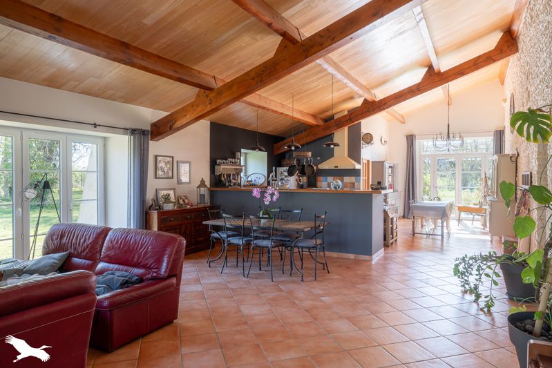 Vente Maison VILLENEUVE LA COMTESSE - 11 pièces -327 m² - (17330)