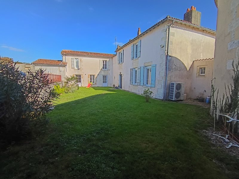 Vente Maison TONNAY BOUTONNE - 9 pièces -241 m² - (17380)