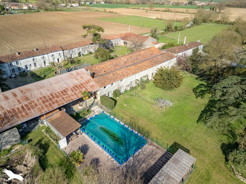 Vente Maison ASNIERES LA GIRAUD - 31 pièces -1 075 m² - (17400)