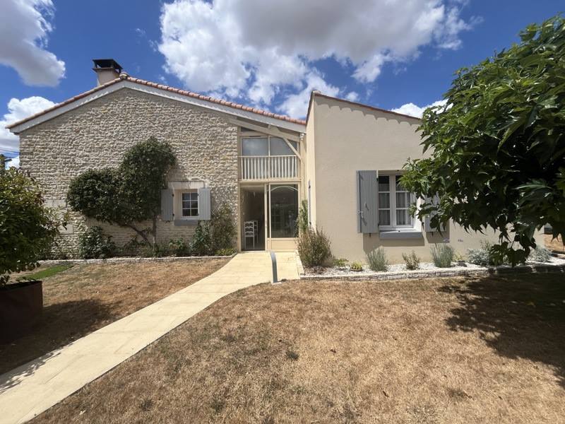Vente Maison ST LOUP - 4 pièces -120 m² - (17380)
