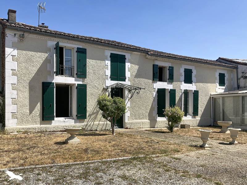 Vente Maison ESSOUVERT - 13 pièces -215 m² - (17400)