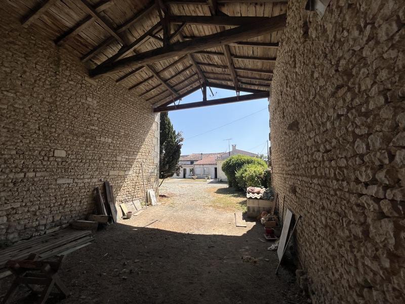 Vente Maison ESSOUVERT - 13 pièces -215 m² - (17400)