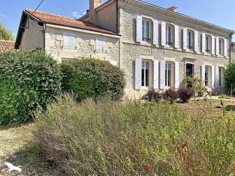 Vente Maison VILLENEUVE LA COMTESSE - 8 pièces -246 m² - (17330)