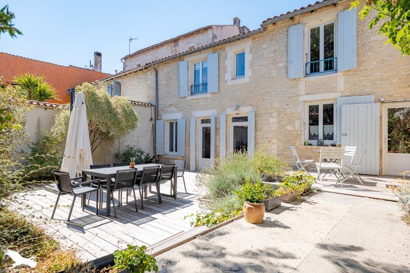 Vente Maison ST JEAN D ANGELY 17400 7 pièces - 240 m²