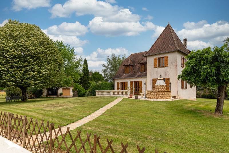 Maison 6 pièces 131 m² · à Génis · 131 m² · 286 740 €