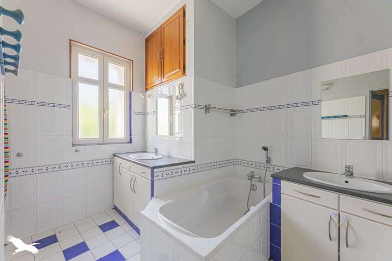 Vente Maison LUSSAULT SUR LOIRE - 8 pièces -167 m² - (37400)
