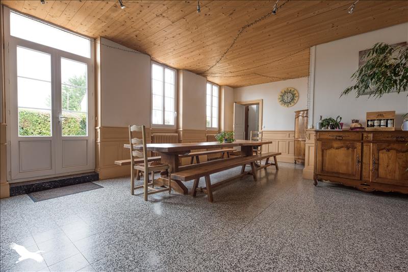Vente Maison CHAILLEVETTE - 9 pièces -300 m² - (17890)