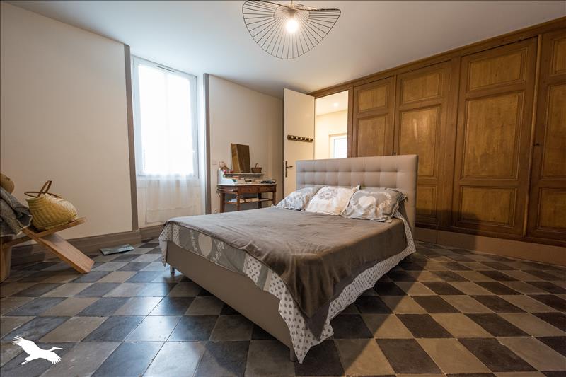 Vente Maison CHAILLEVETTE - 9 pièces -300 m² - (17890)