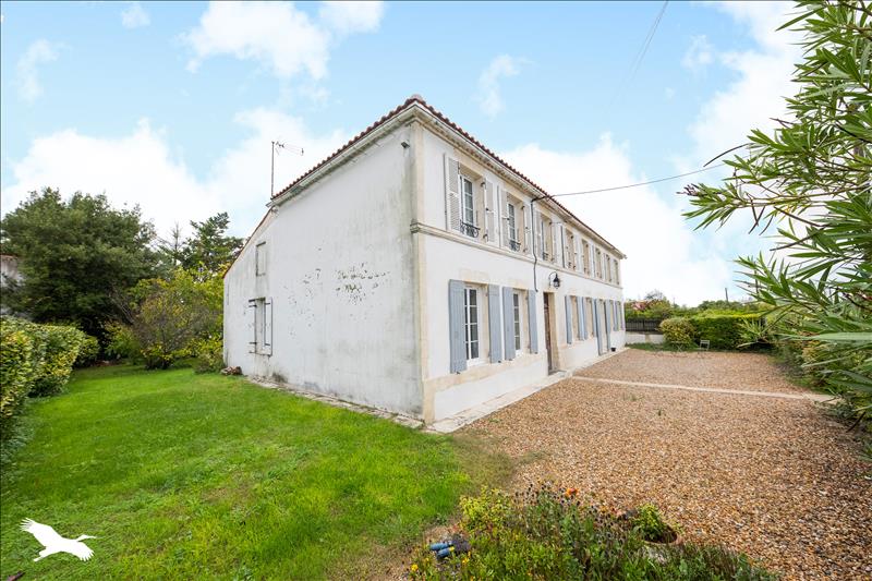 Vente Maison CHAILLEVETTE - 9 pièces -300 m² - (17890)