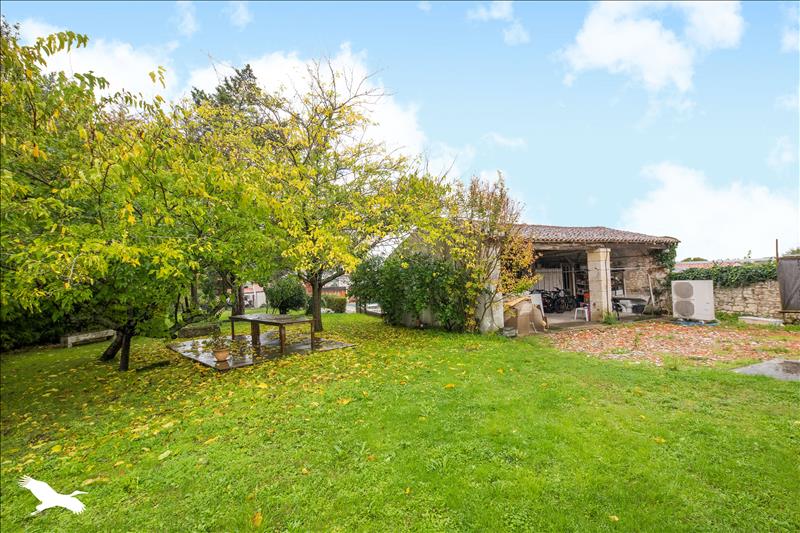 Vente Maison CHAILLEVETTE - 9 pièces -300 m² - (17890)