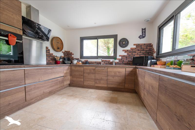 Vente Maison CHAILLEVETTE - 6 pièces -143 m² - (17890)