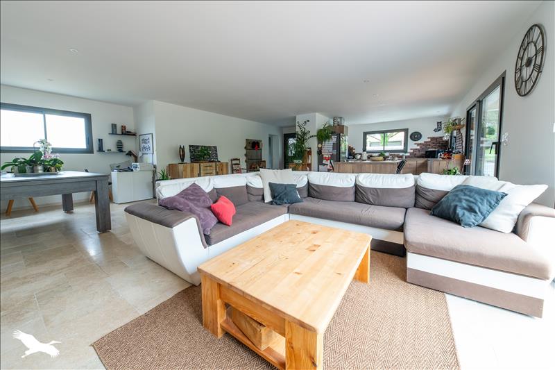 Vente Maison CHAILLEVETTE - 6 pièces -143 m² - (17890)