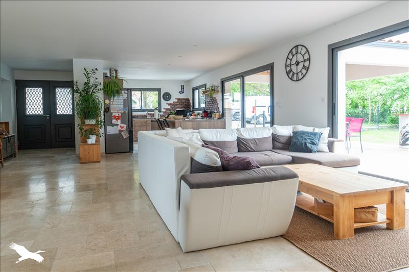 Vente Maison CHAILLEVETTE - 6 pièces -143 m² - (17890)