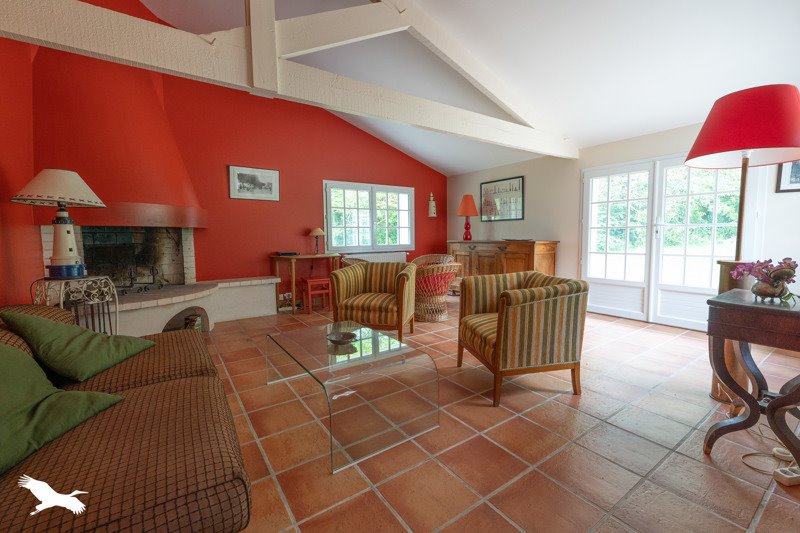 Vente Maison CHAILLEVETTE - 7 pièces -185 m² - (17890)