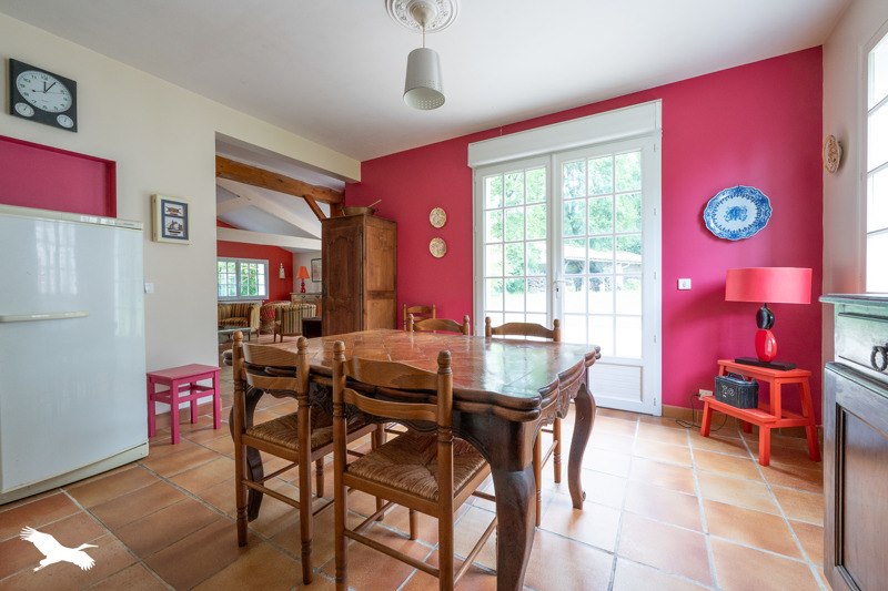 Vente Maison CHAILLEVETTE - 7 pièces -185 m² - (17890)