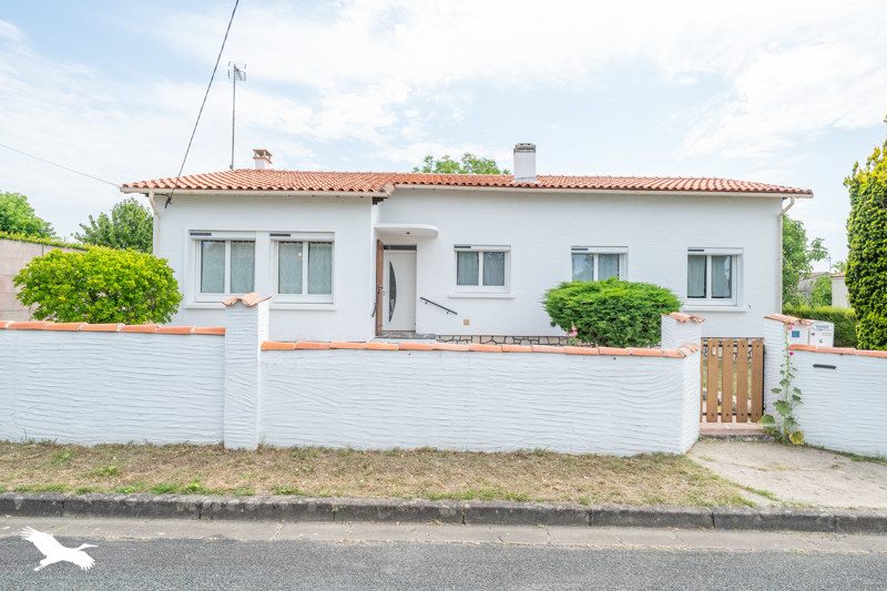 Vente Maison CHAILLEVETTE - 4 pièces -93 m² - (17890)