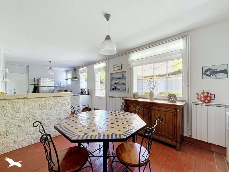 Vente Maison CHAILLEVETTE - 7 pièces -179 m² - (17890)