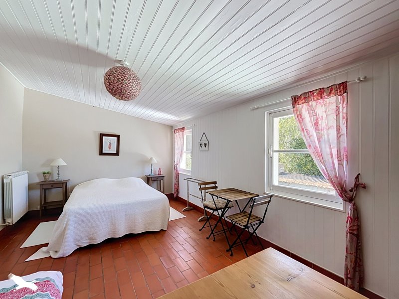 Vente Maison CHAILLEVETTE - 7 pièces -179 m² - (17890)