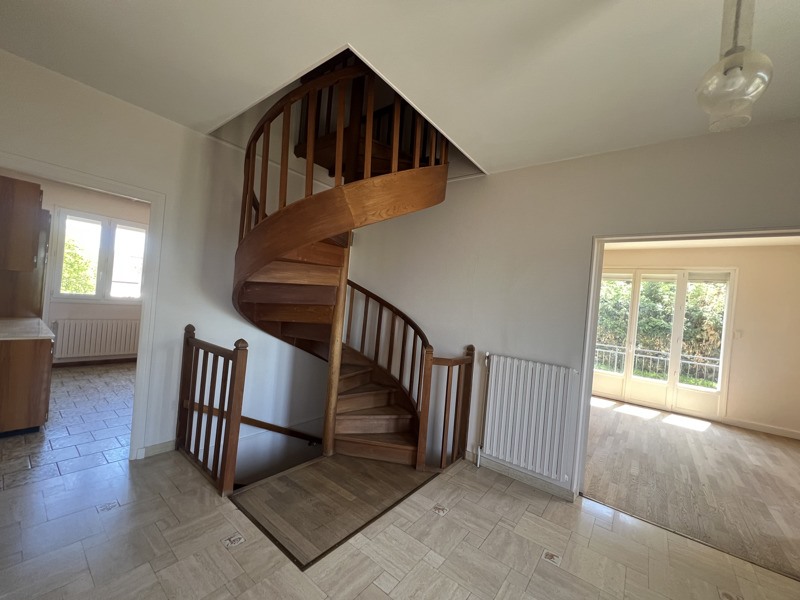 Vente Maison ST AMAND MONTROND - 7 pièces -214 m² - (18200)