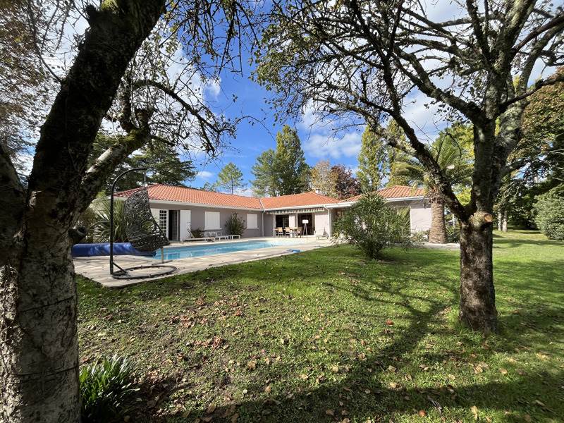 Vente Maison BLANQUEFORT - 9 pièces -300 m² - (33290)