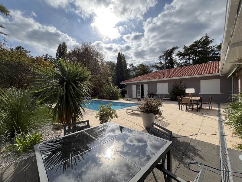 Vente Maison BLANQUEFORT - 9 pièces -300 m² - (33290)