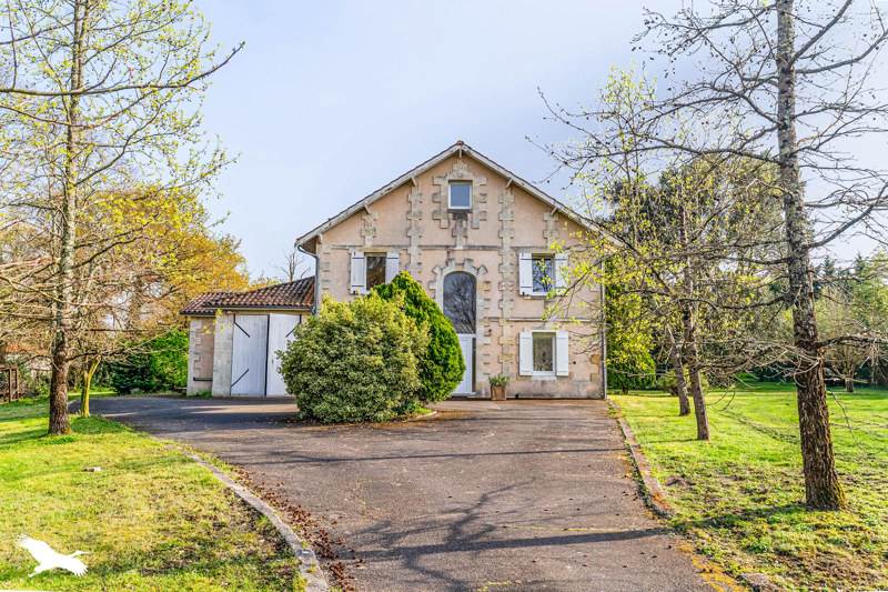 Vente Maison PAREMPUYRE - 8 pièces -180 m² - (33290)