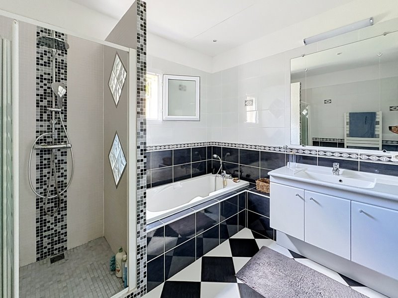 Vente Maison PAREMPUYRE - 6 pièces -125 m² - (33290)