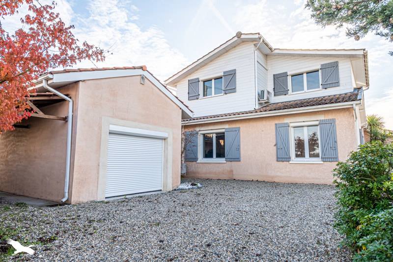 Vente Maison AMBARES ET LAGRAVE - 6 pièces -155 m² - (33440)