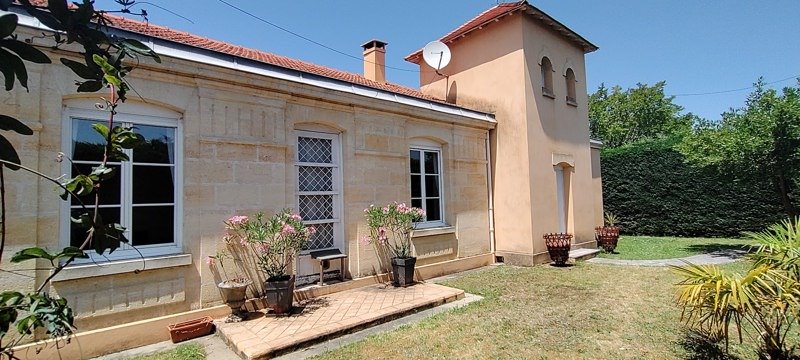 Vente Maison AMBARES ET LAGRAVE - 8 pièces -171 m² - (33440)
