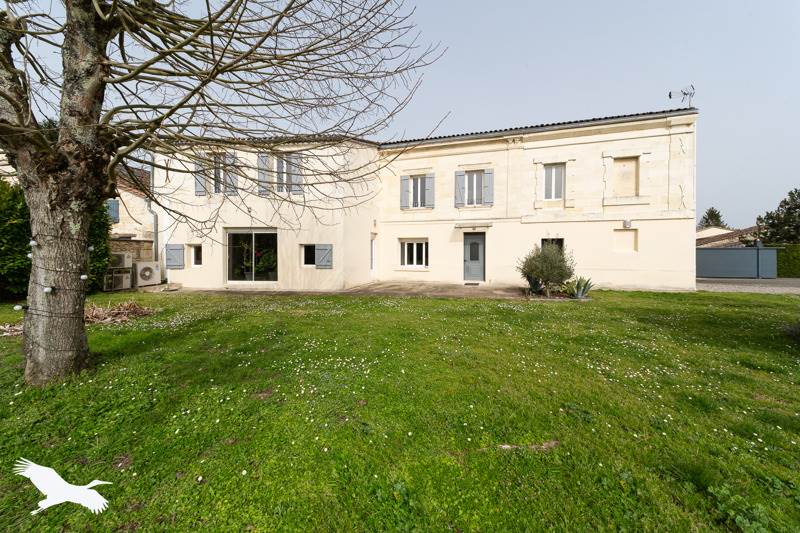 Vente Maison ASQUES - 7 pièces -298 m² - (33240)