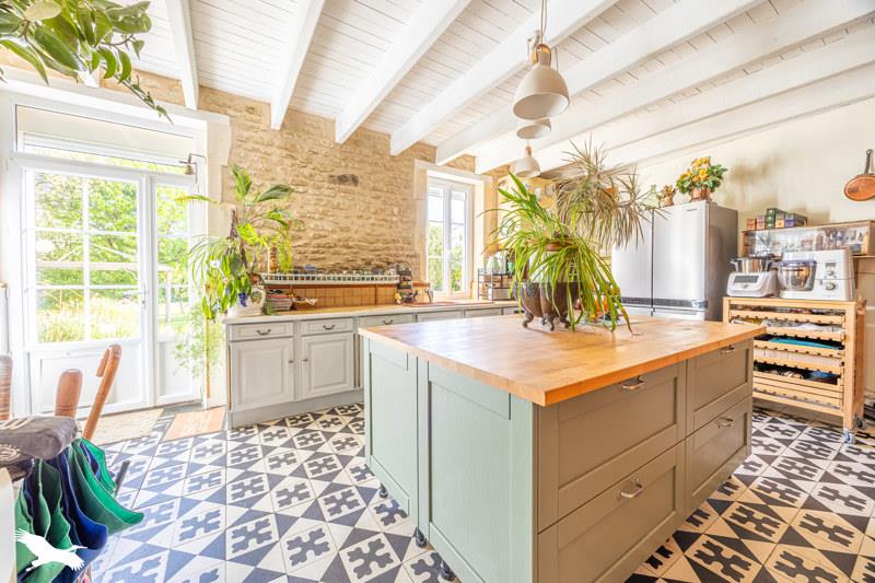 Vente Maison PUYROLLAND - 10 pièces -200 m² - (17380)