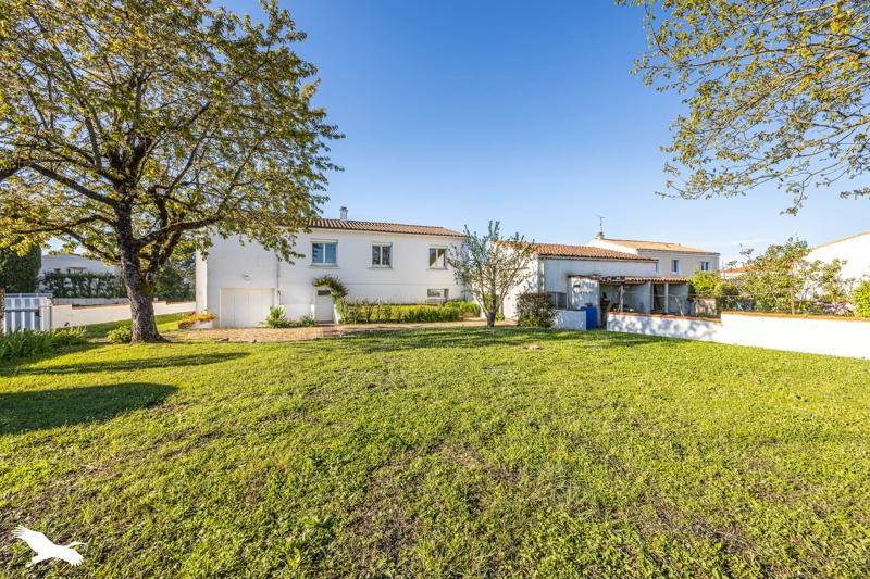Vente Maison SURGERES - 7 pièces -176 m² - (17700)
