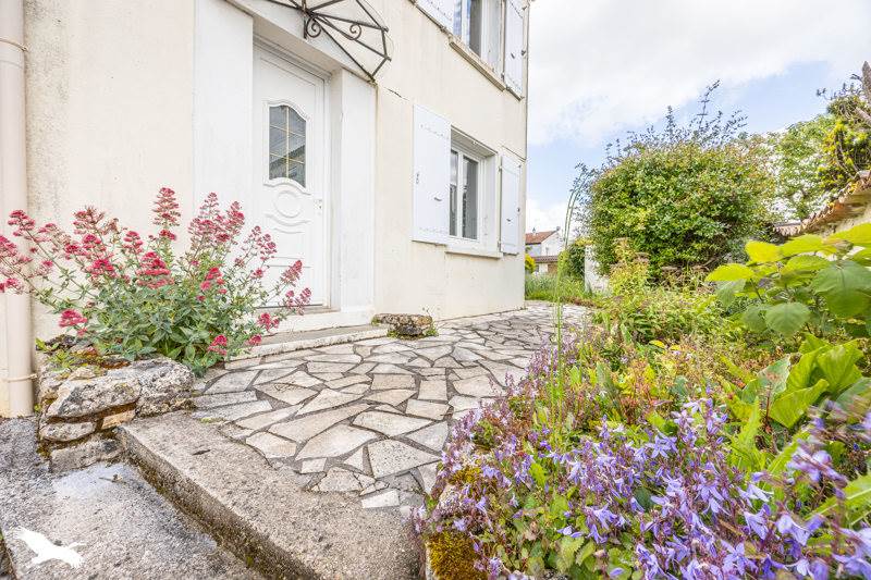Vente Maison SURGERES - 7 pièces -123 m² - (17700)
