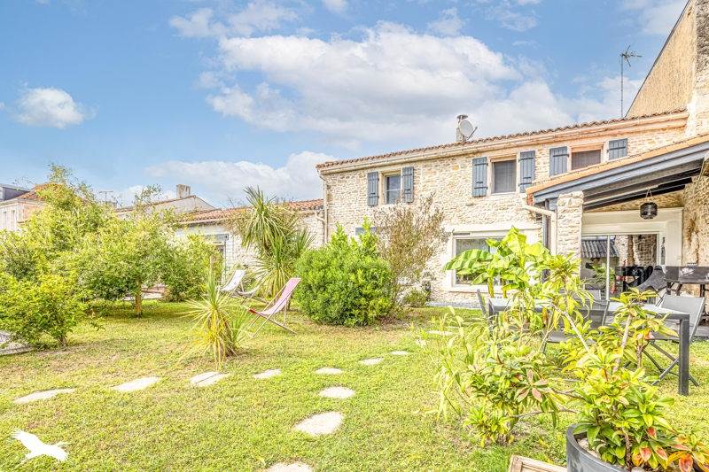 Vente Maison ST PIERRE LA NOUE - 8 pièces -155 m² - (17700)