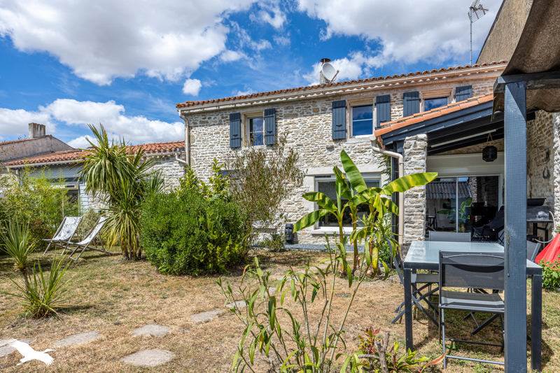 Vente Maison ST PIERRE LA NOUE - 8 pièces -155 m² - (17700)