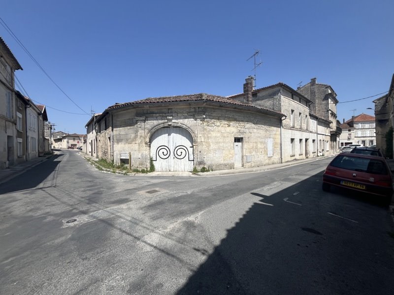 Vente Maison CHATEAUNEUF SUR CHARENTE - 9 pièces -255 m² - (16120)