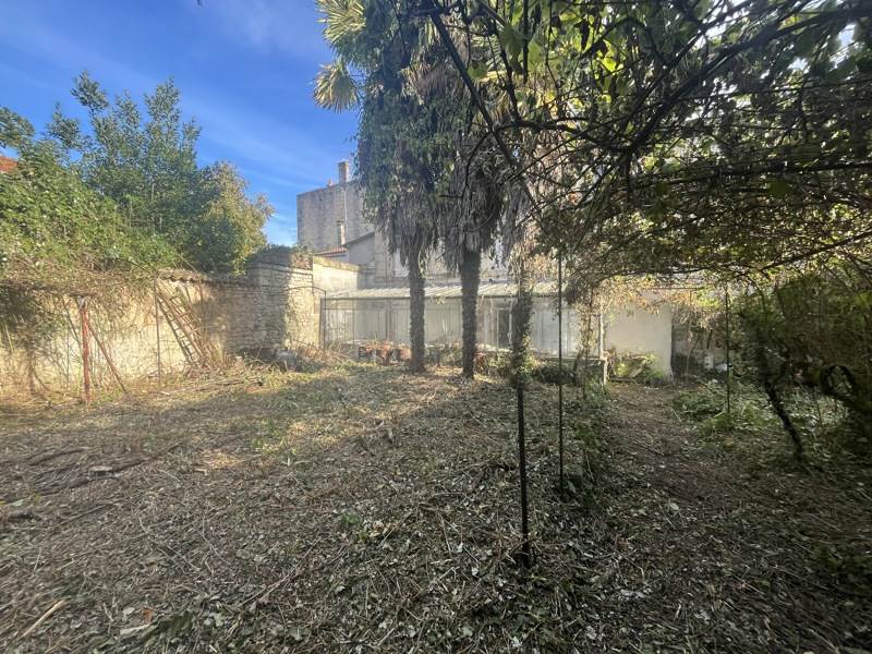 Vente Maison CHATEAUNEUF SUR CHARENTE - 9 pièces -255 m² - (16120)