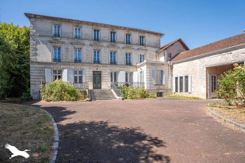 Maison 10 pièces 456 m² · à Châteauneuf-sur-Charente · 456 m² · 525 000 €