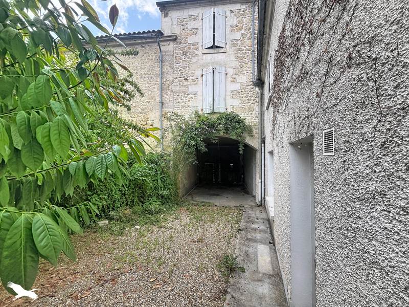 Vente Maison CHATEAUNEUF SUR CHARENTE - 8 pièces -191 m² - (16120)