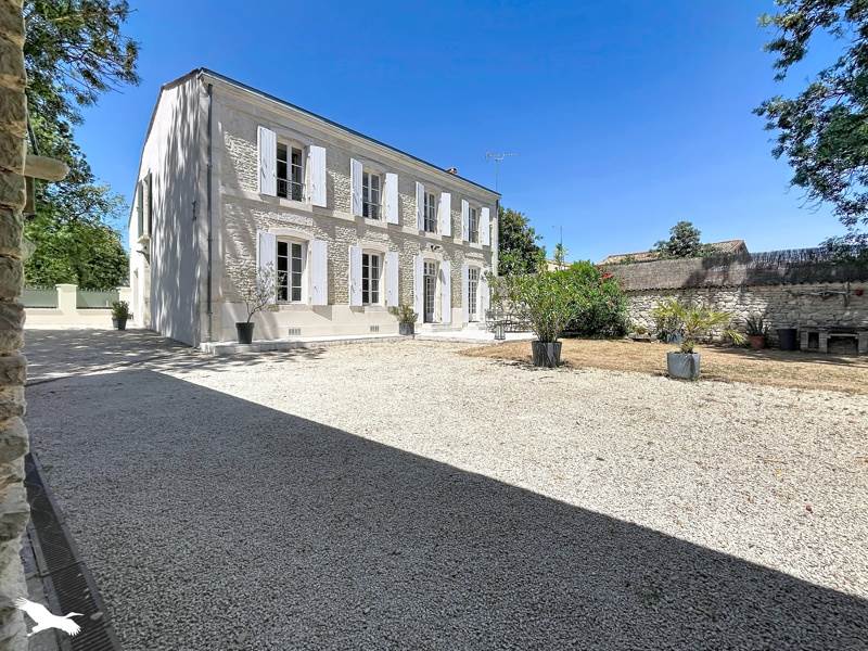 Maison 9 pièces 210 m² · à Cramchaban · 210 m² · 394 875 €