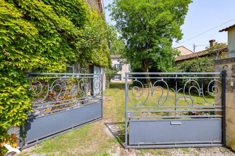 Vente Maison GENAC BIGNAC - 4 pièces -168 m² - (16170)