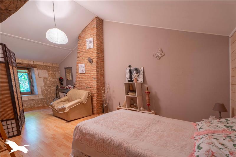 Vente Maison MONTGUYON - 8 pièces -226 m² - (17270)