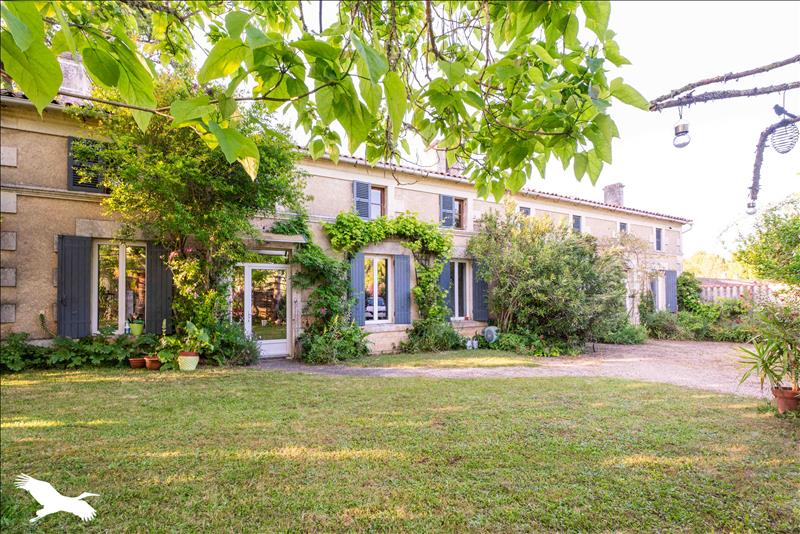 Vente Maison MONTGUYON - 8 pièces -226 m² - (17270)
