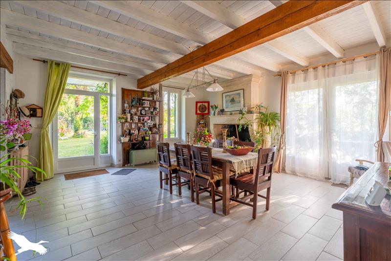 Vente Maison MONTGUYON - 8 pièces -226 m² - (17270)