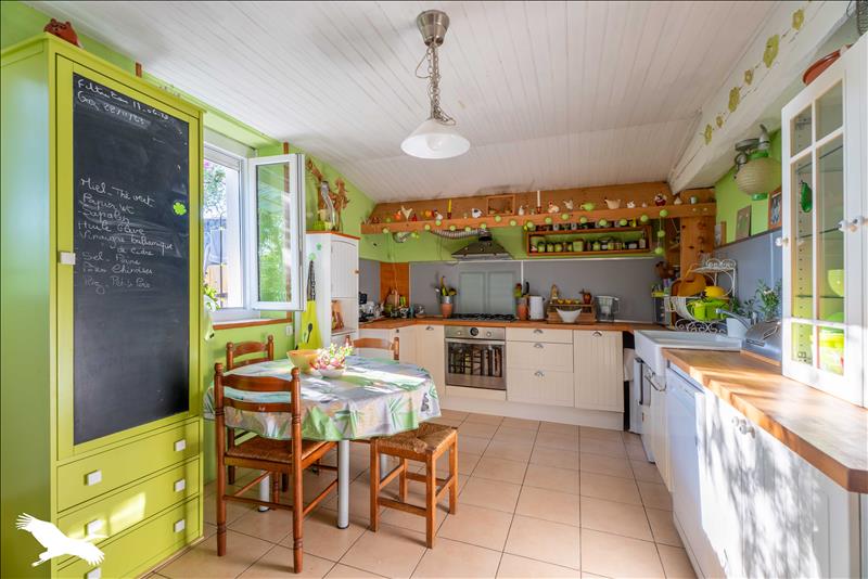 Vente Maison MONTGUYON - 8 pièces -226 m² - (17270)