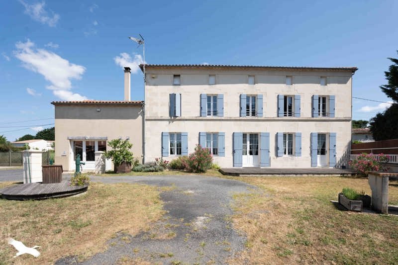 Vente Maison MONTGUYON - 6 pièces -250 m² - (17270)