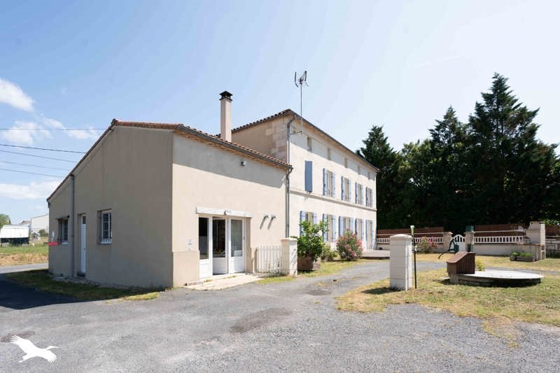 Vente Maison MONTGUYON - 6 pièces -250 m² - (17270)